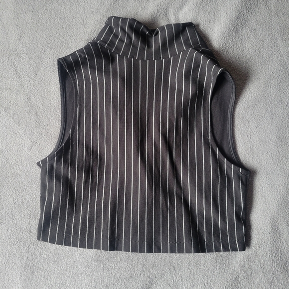 black cropped vest with white stripes - Picture 2 of 6